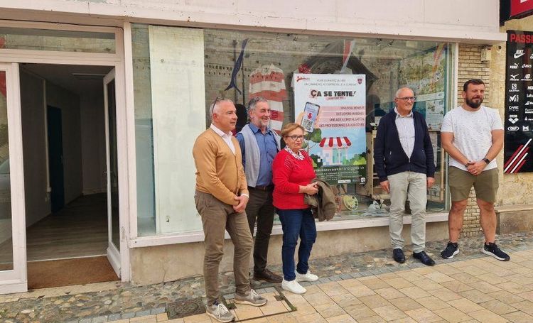 Le président de la CCI du Gers aux côtés d'élus de la mairie de Condom et la communauté de communes de la Ténarèze devant le local à louer